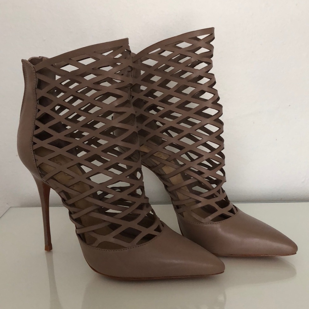 NWT Schutz Rocky Pointed Heel - Size 6